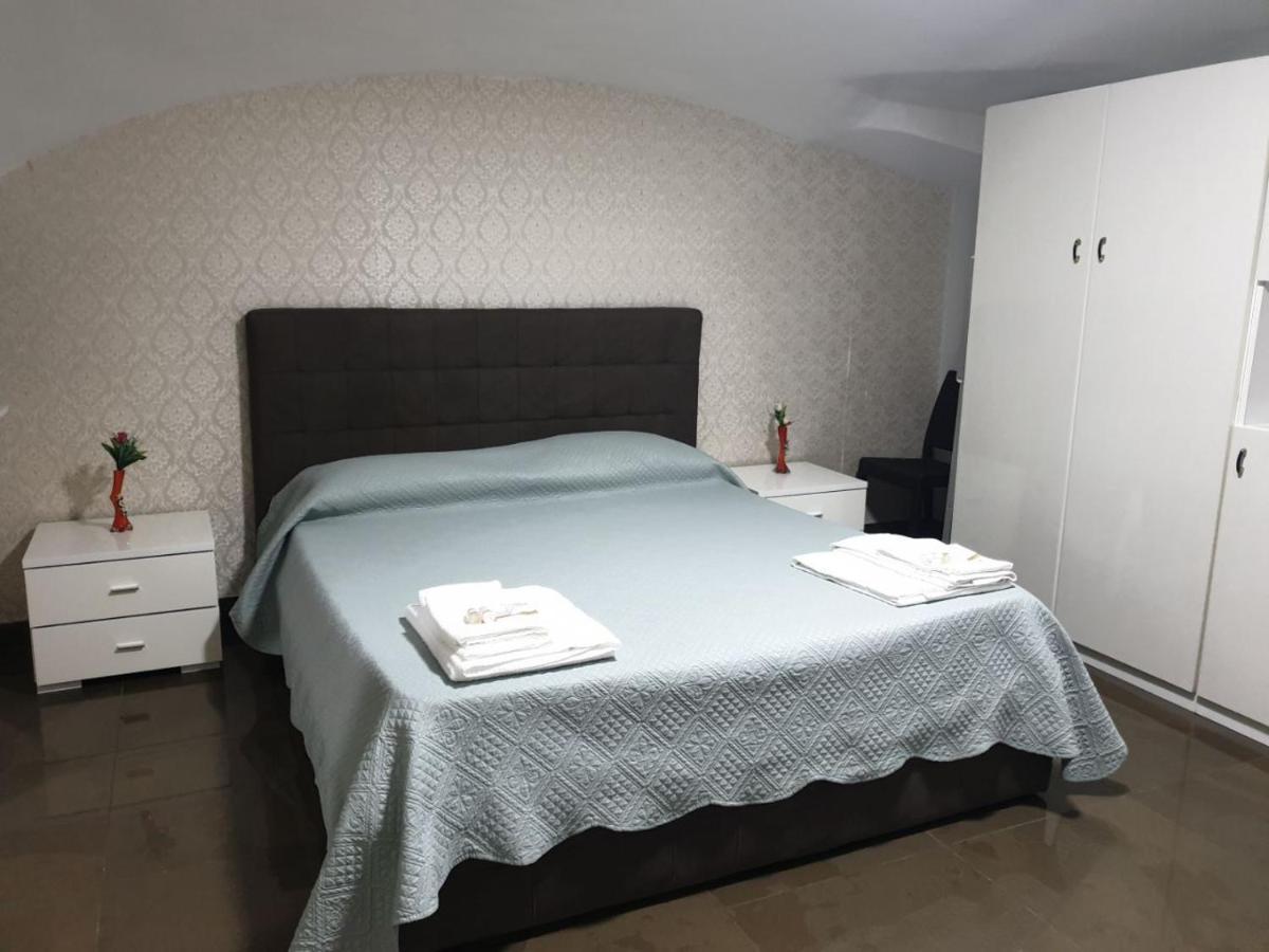 Apartment Lovely Napolitan Basso With Bbq Next To Garibaldi Station